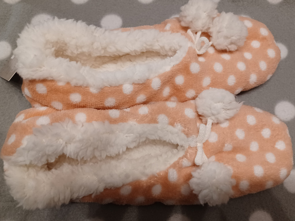 Damen-Hausschuhe Pfirsich mit Punkten – Warm & Flauschig (Gr. 40/42)