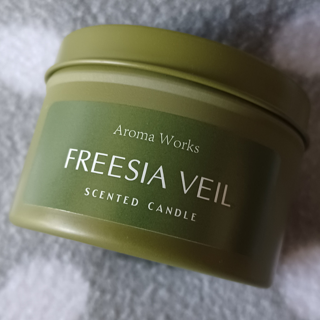 Aroma Works Duftkerze Freesia Veil Metalldose mit Deckel 10h Brenndauer