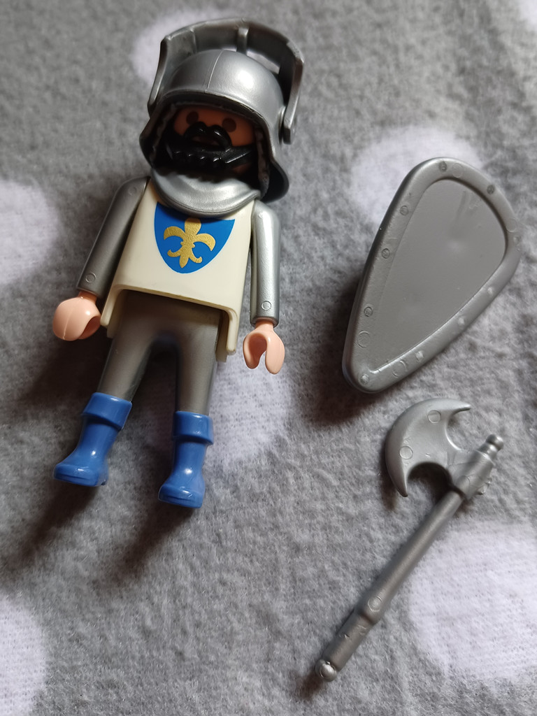 Playmobil Ritter mit Helm, Schild und Axt – Blau/Weiß mit Bart Playmobil Ritter mit Helm, Schild und Axt – Blau/Weiß mit Bart