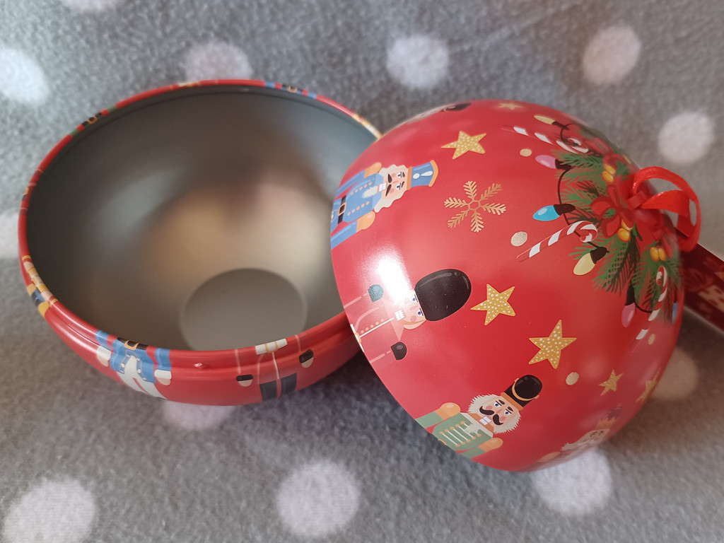 Weihnachtskugel Metalldose Nussknacker 11,5 cm Dekorationskugel