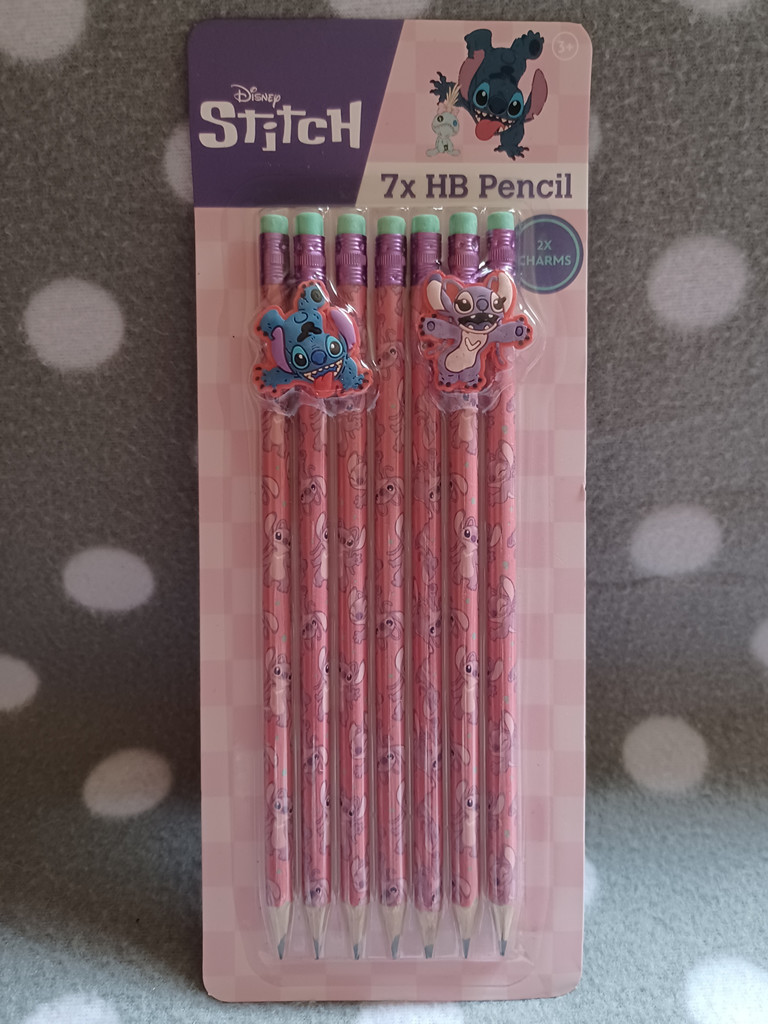 7x HB-Bleistifte mit Radiergummikappe – Disney Stitch, plus 2 Charms 7x HB-Bleistifte mit Radiergummikappe – Disney Stitch, plus 2 Charms