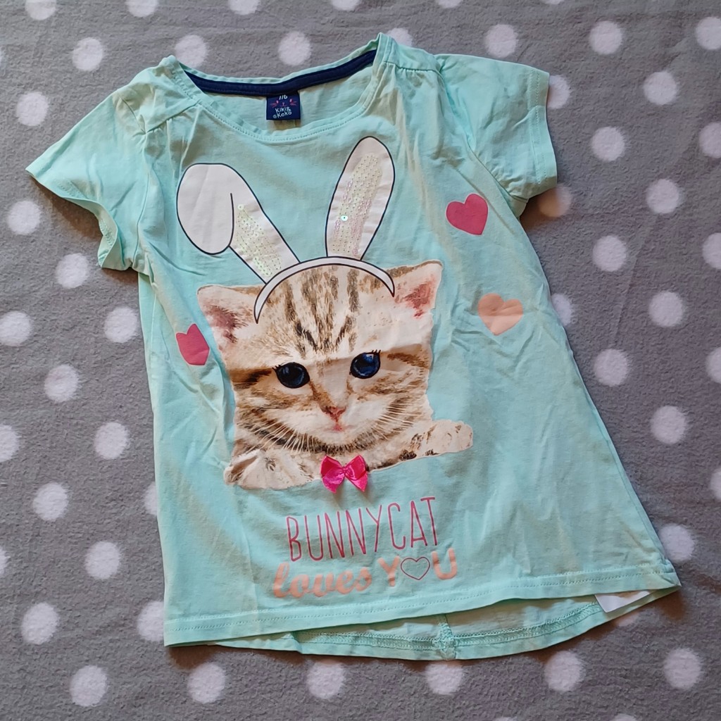Türkisfarbenes T-Shirt für Mädchen in Größe 116 mit Katzenmotiv Türkisfarbenes T-Shirt für Mädchen in Größe 116 mit Katzenmotiv
