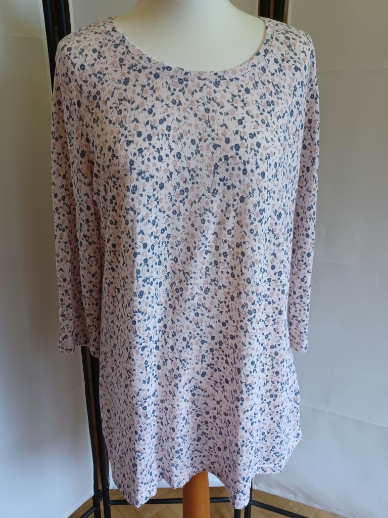 Leichte Tunika im Longshirt-Stil mit Blumenmuster Leichte Tunika im Longshirt-Stil mit Blumenmuster