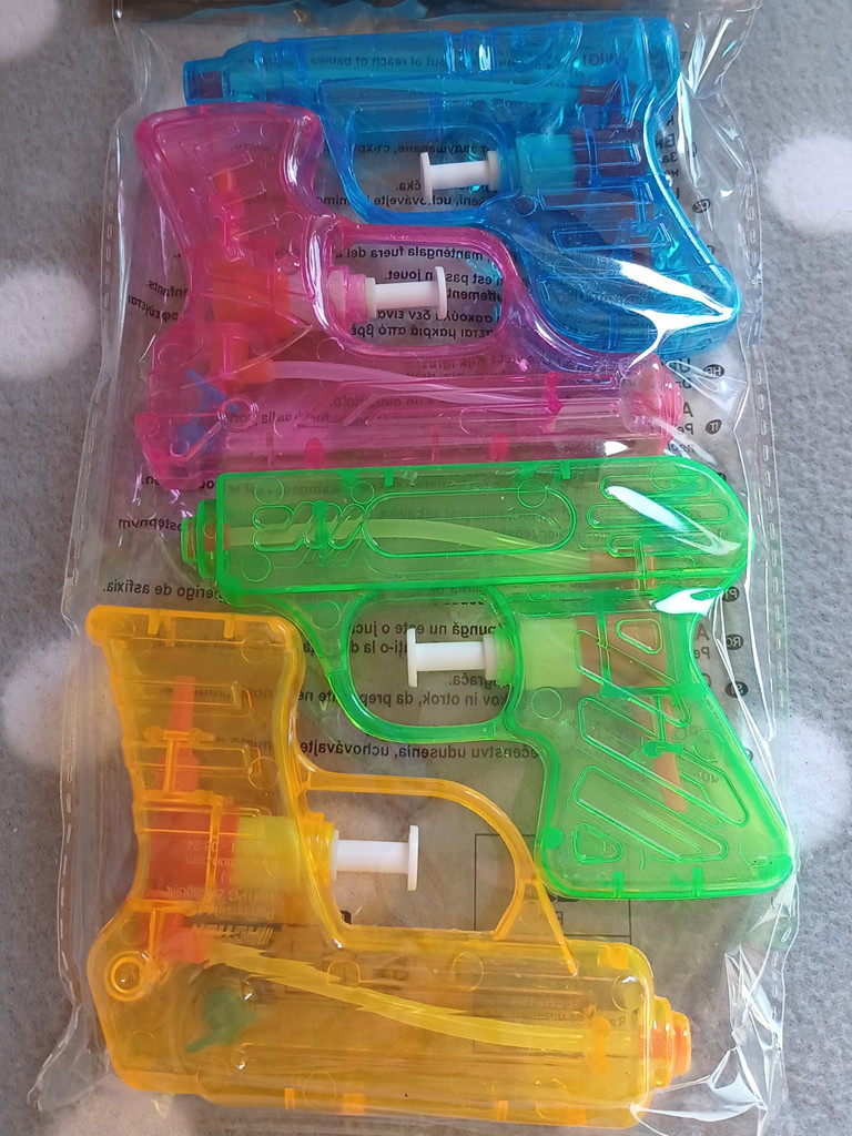 4er Set Wasserpistolen in Blau, Rosa, Grün und Orange 4er Set Wasserpistolen in Blau, Rosa, Grün und Orange