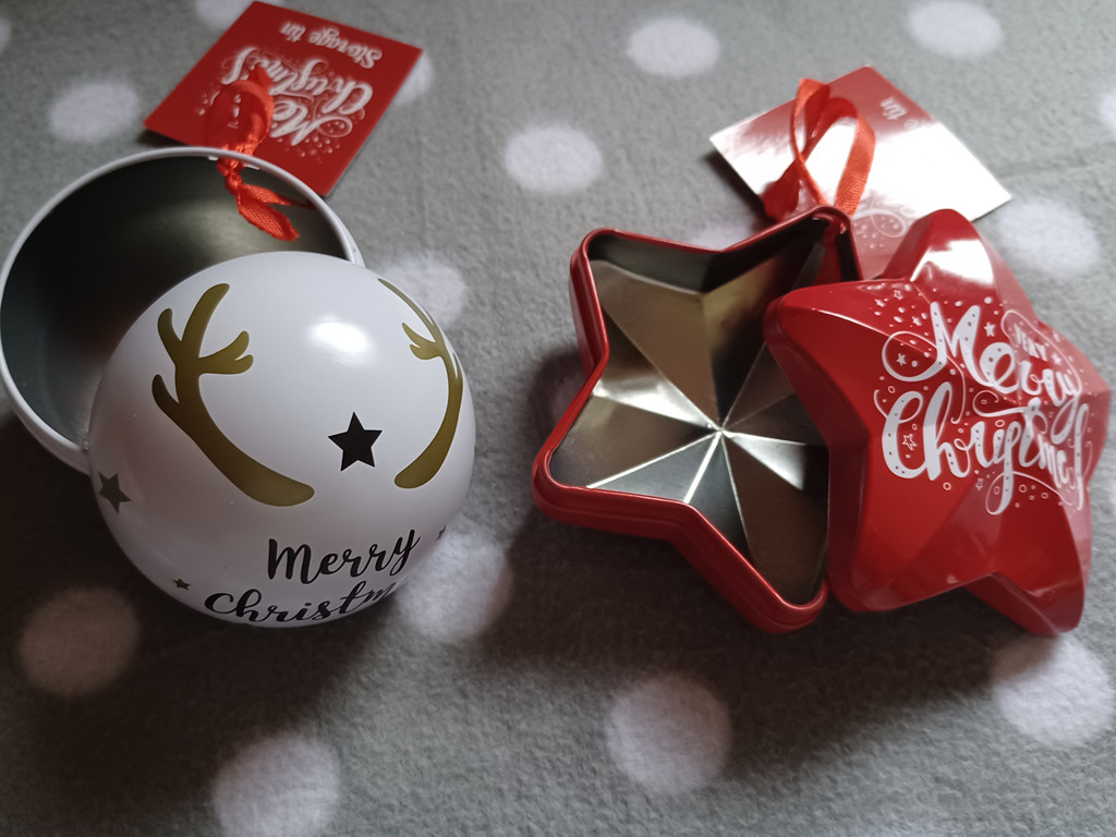 Weihnachtliche Blechdosen zum Aufhängen am Baum – Kugel (weiß) und Stern (rot)