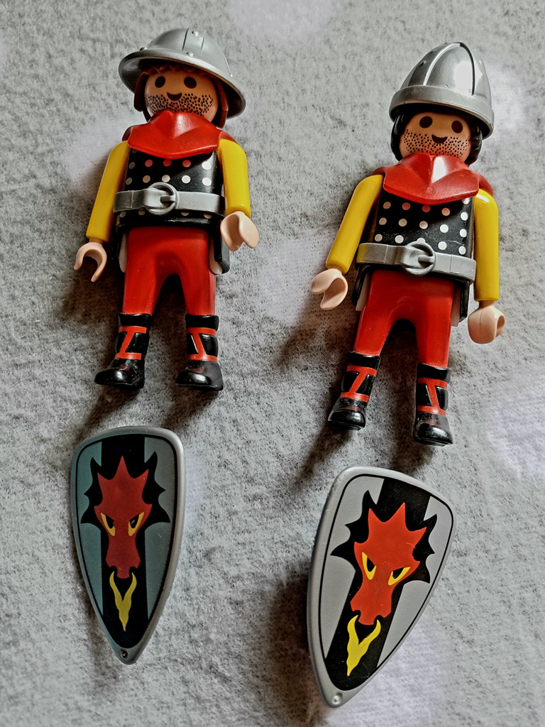 Playmobil - Zwei Elite Ritter mit Helm und Schild Playmobil - Zwei Elite Ritter mit Helm und Schild