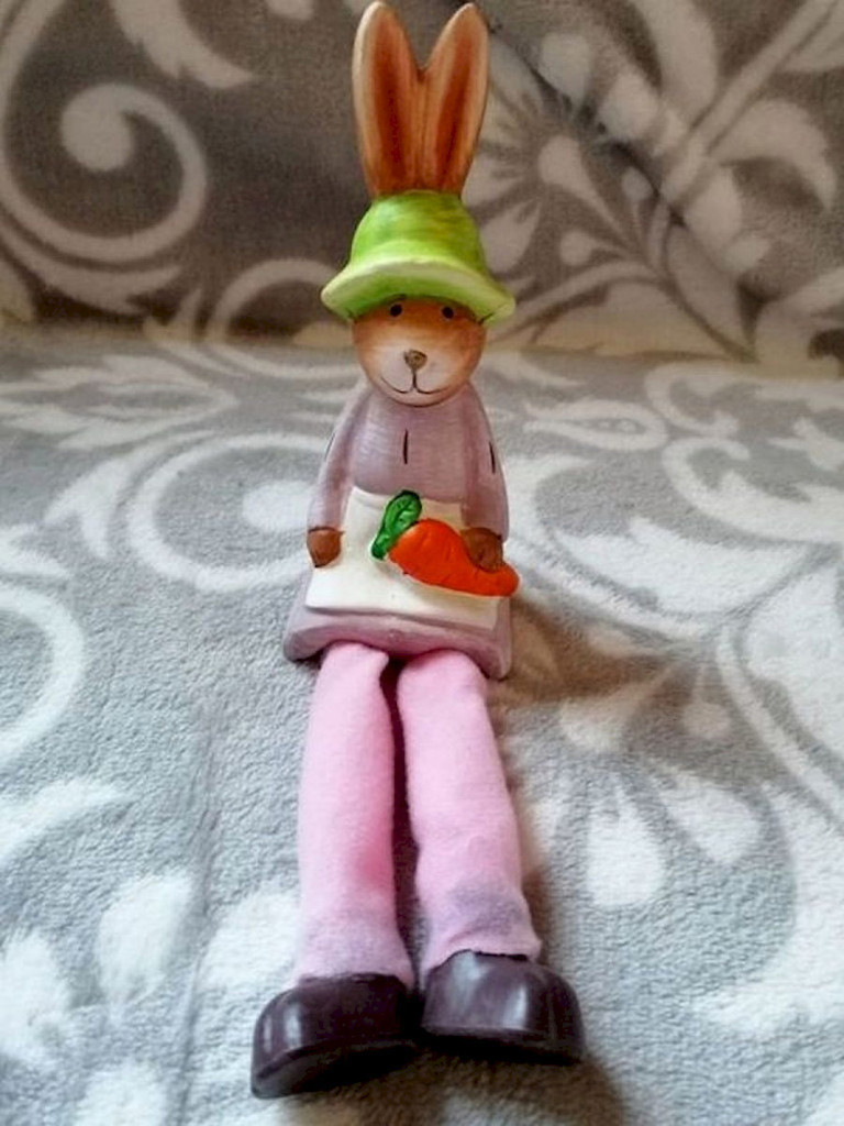 Sitzende Osterhasen Figur Dekofigur mit Stoffbeinen