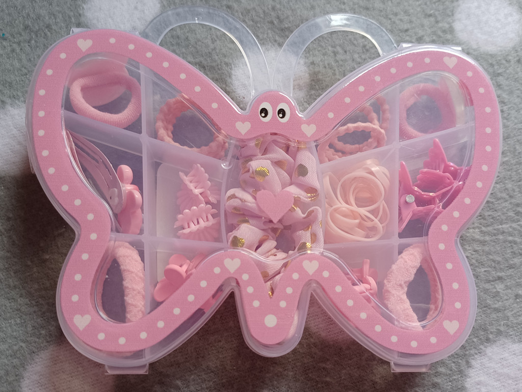 Haaraccessoires in einer Schmetterlingsbox für Kinder Haaraccessoires in einer Schmetterlingsbox für Kinder