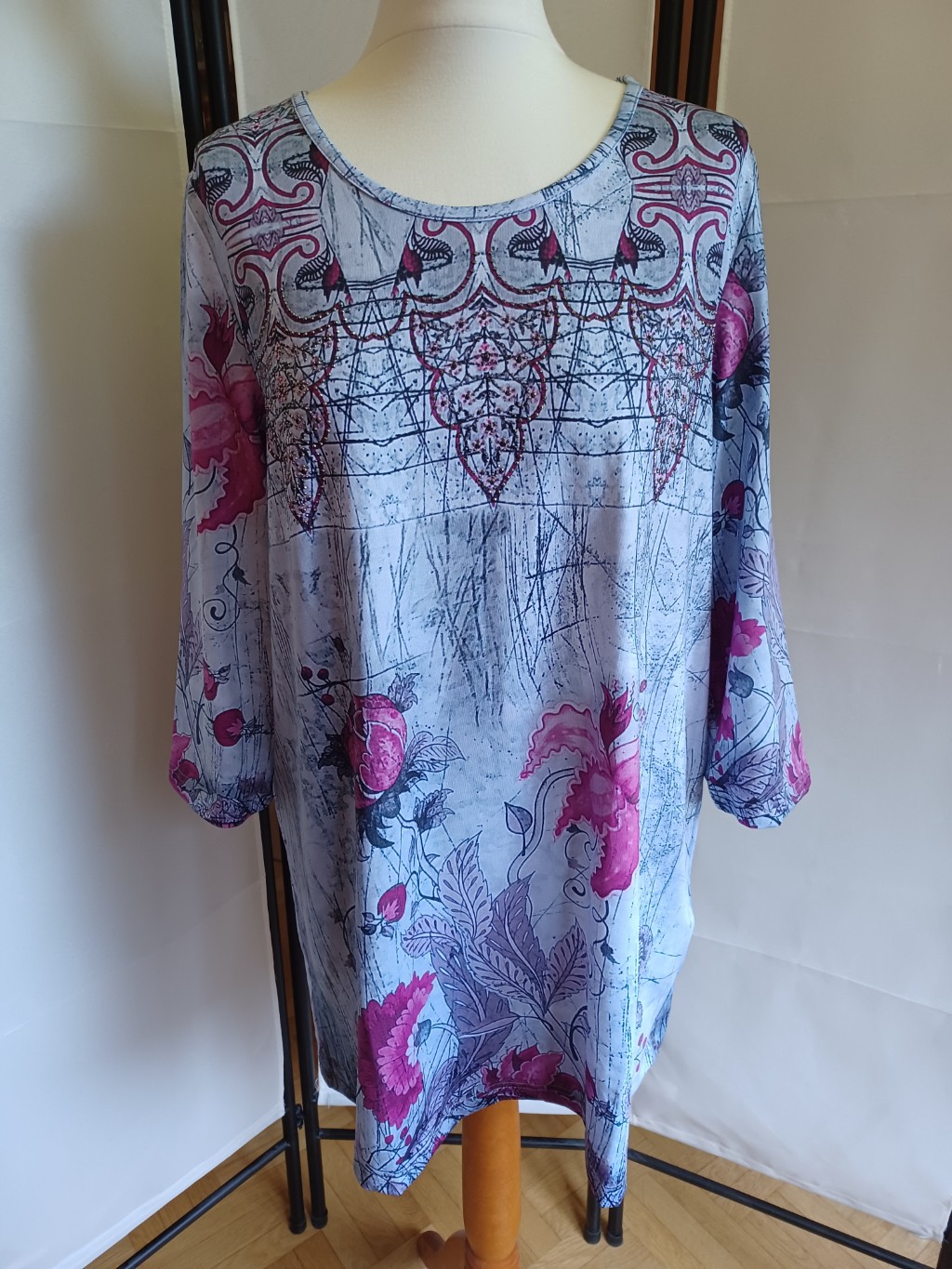 Elegante Tunika in Gräulich-Blau mit Blumenmuster - Größe 44 Elegante Tunika in Gräulich-Blau mit Blumenmuster - Größe 44