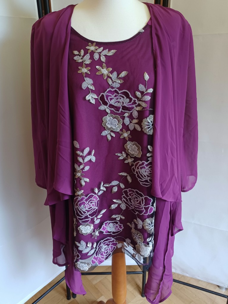 Elegantes Beerenfarbenes 2-in-1 Shirt mit floraler Stickerei