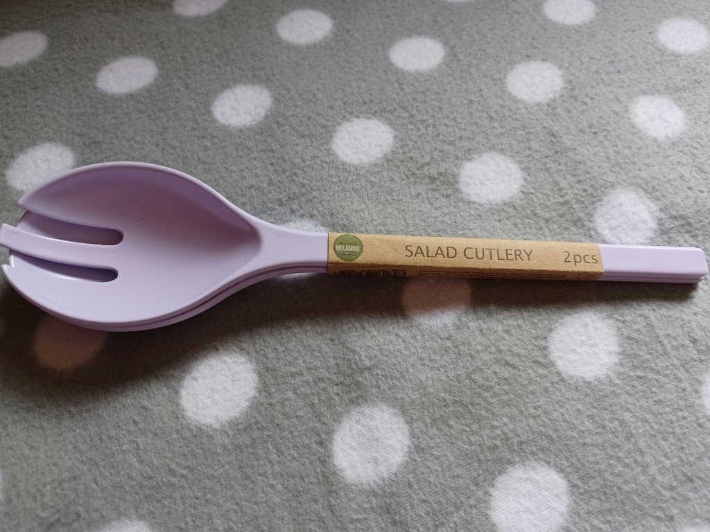 Fliederfarbenes Salatbesteck aus Melamin Fliederfarbenes Salatbesteck aus Melamin