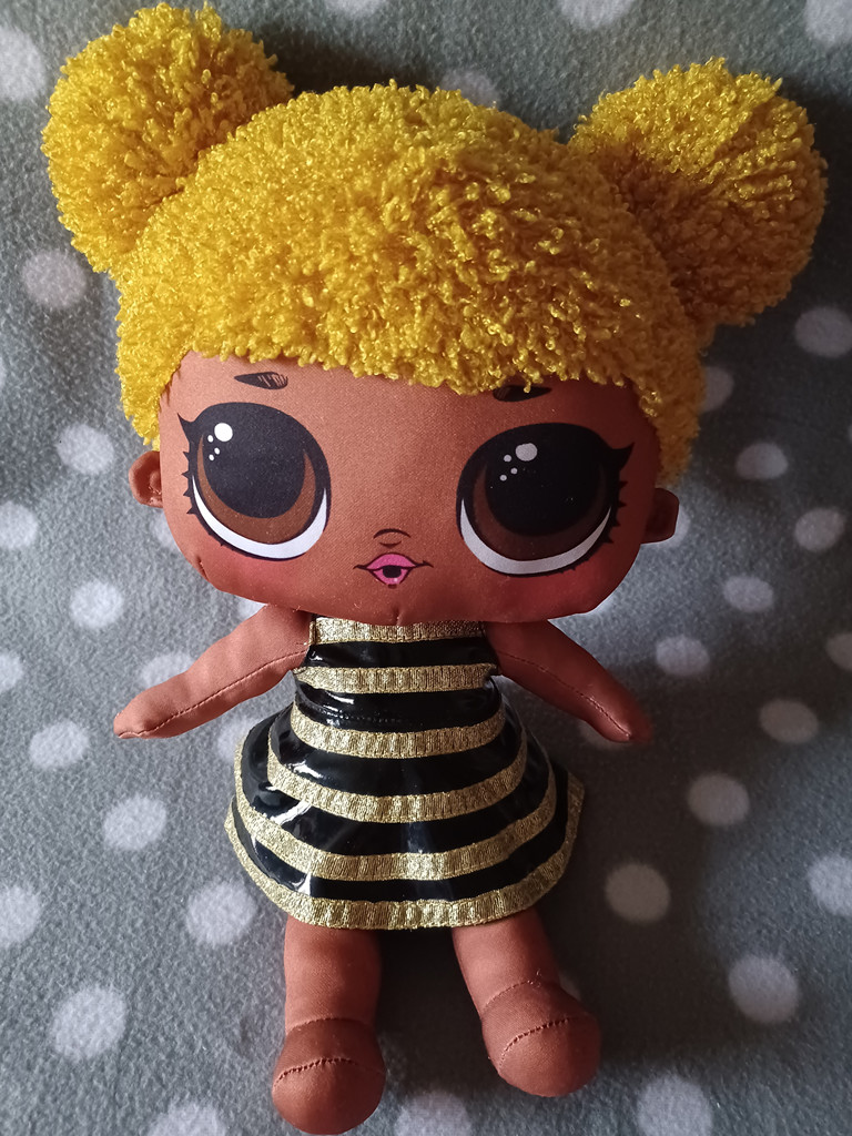 L.O.L. Surprise! Plüschpuppe mit gold-schwarzem Kleid und gelbem Zopfstil