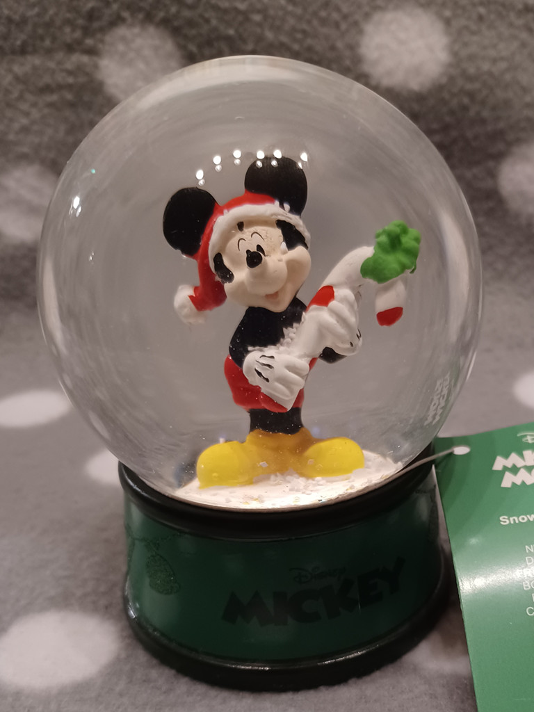 Disney - Mickey Maus Schneekugel: Schütteln, Schneefall und Weihnachtszauber