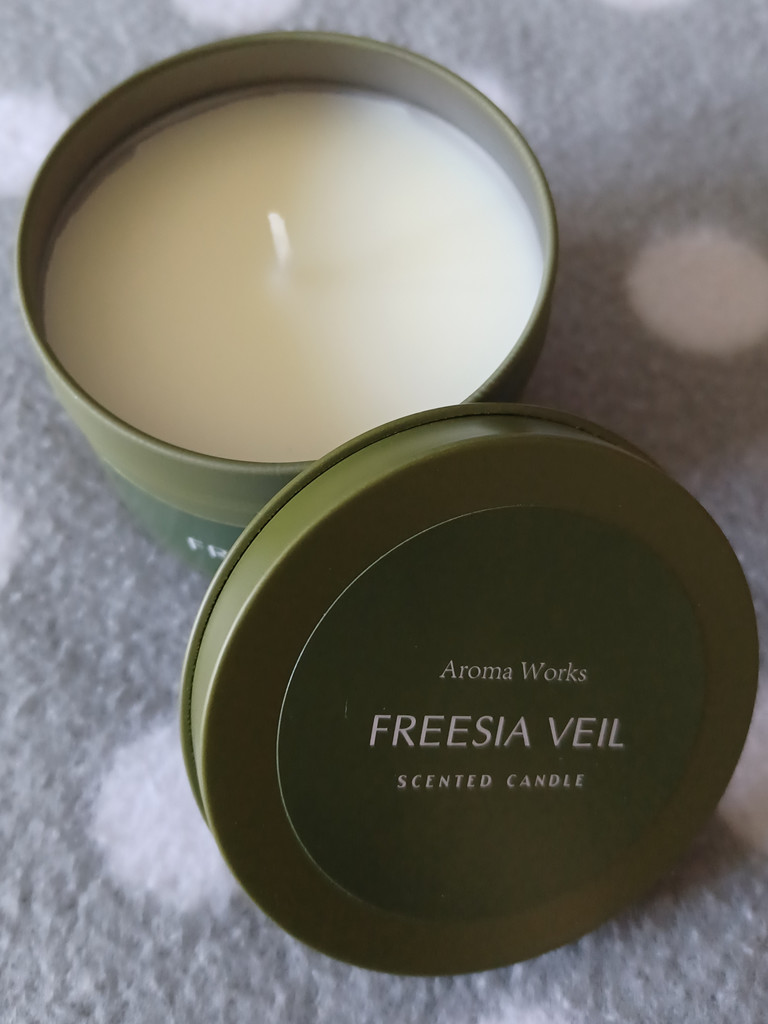 Aroma Works Duftkerze Freesia Veil Metalldose mit Deckel 10h Brenndauer