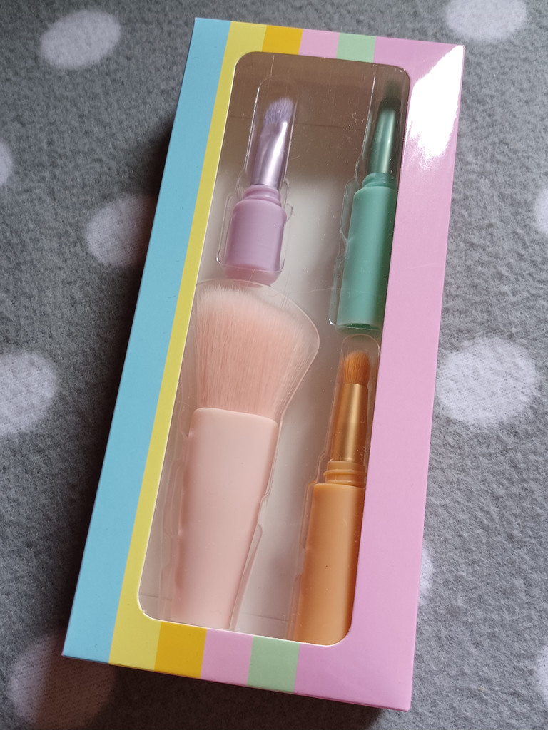 4-in-1 Make-up-Pinsel – vielseitiger Allrounder, kompakt für unterwegs 4-in-1 Make-up-Pinsel – vielseitiger Allrounder, kompakt für unterwegs