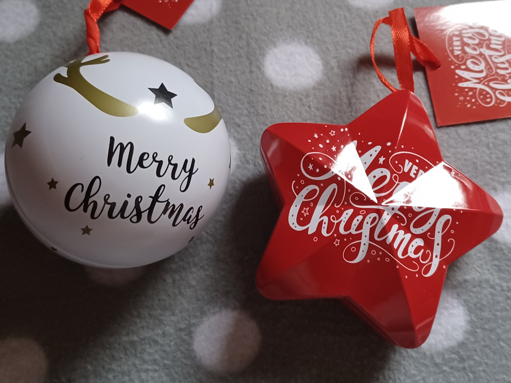 Weihnachtliche Blechdosen zum Aufhängen am Baum – Kugel (weiß) und Stern (rot)