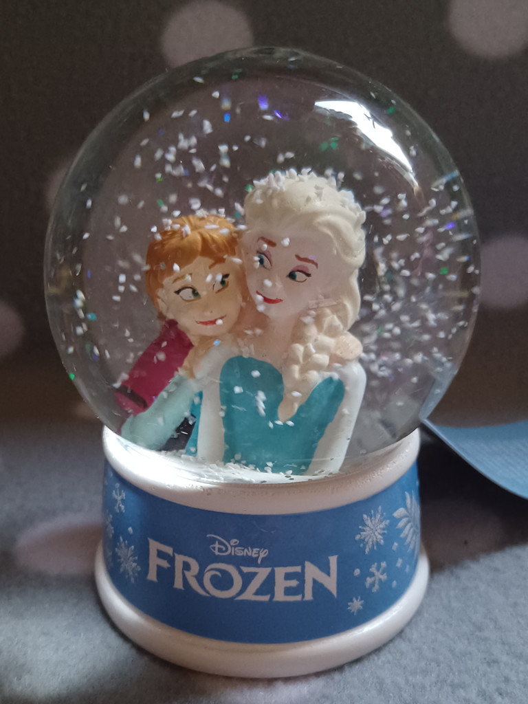Disney - Frozen Schneekugel: Schütteln, Schneefall und Weihnachtszauber