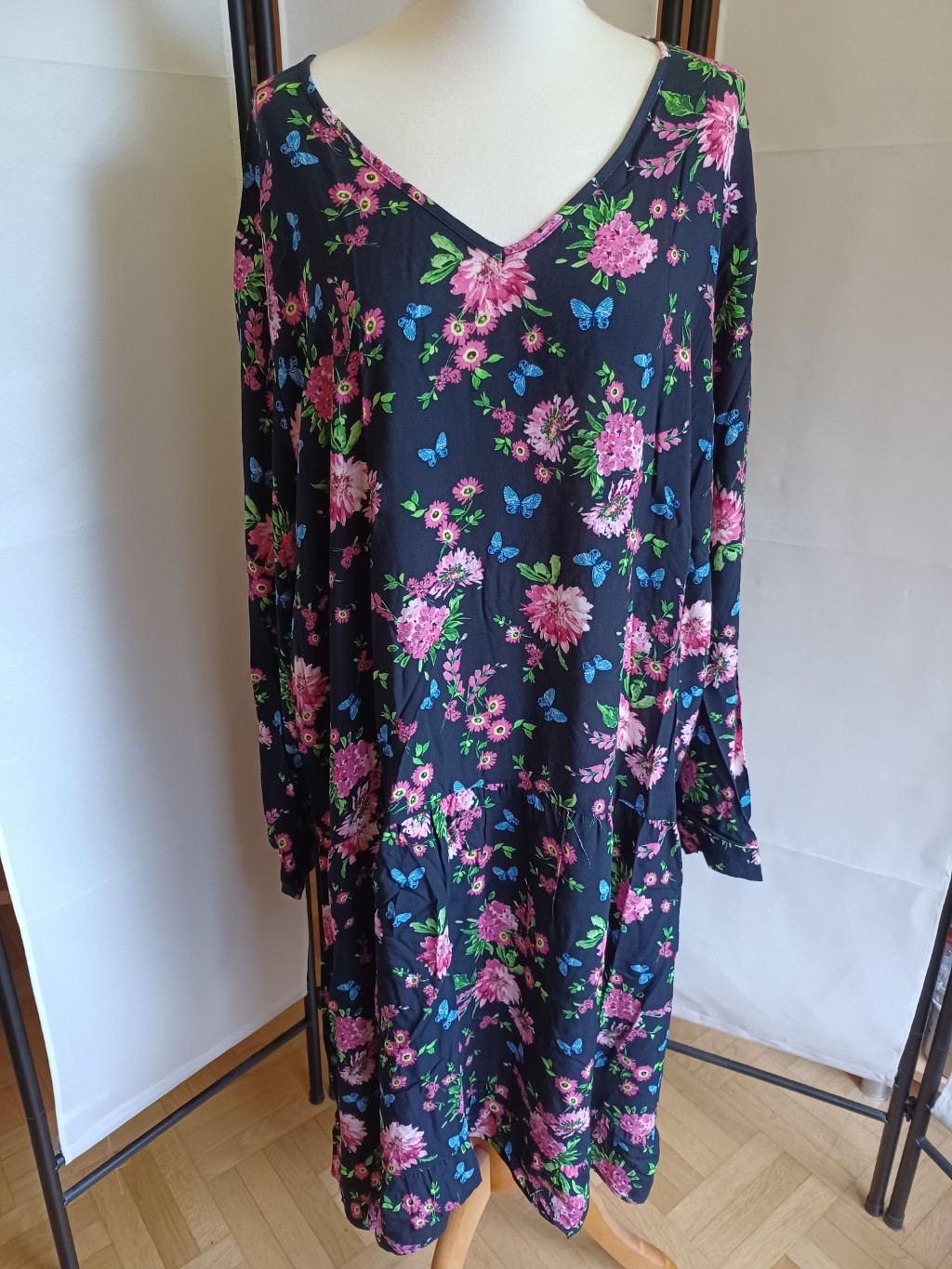 Elegantes Damen Kleid mit floralem und Schmetterlingsmuster Elegantes Damen Kleid mit floralem und Schmetterlingsmuster