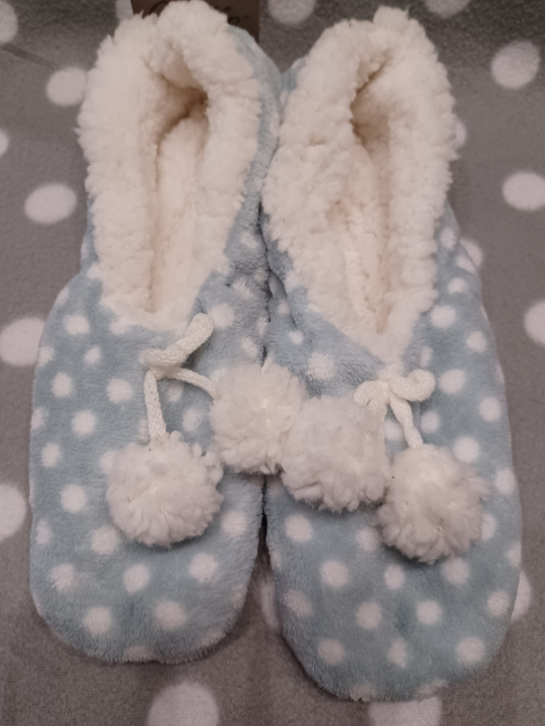 Damen-Hausschuhe – Hellblau mit Punkten & Pompons (Gr. 40/42)