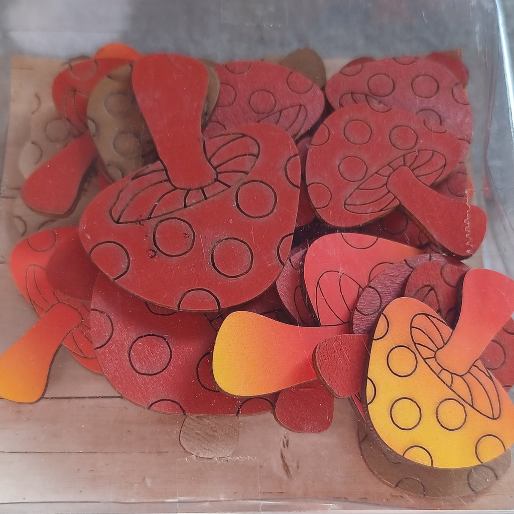 Herbstliche Dekoration aus Sperrholz – Pilze mit gepunkteten Kappen Herbstliche Dekoration aus Sperrholz – Pilze mit gepunkteten Kappen
