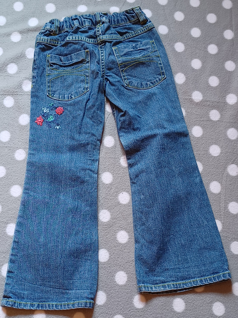 ALive Mädchen Jeans Blau Größe 116 mit floralen Applikationen