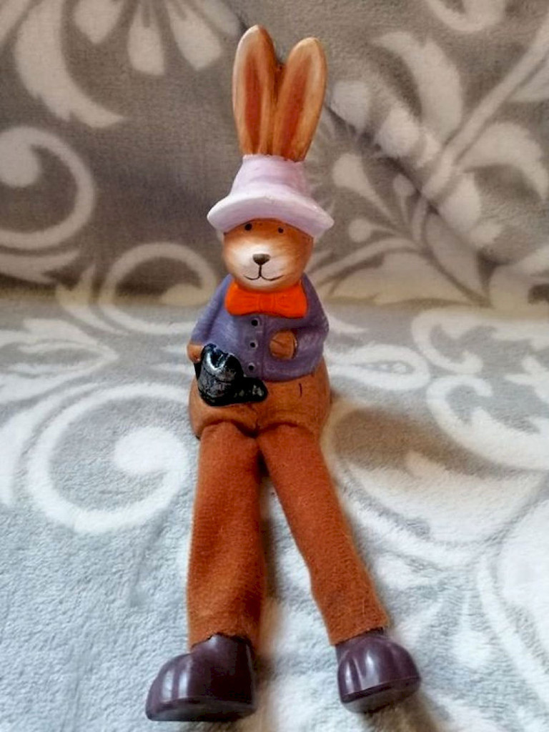 Sitzende Osterhasen Figur Dekofigur mit Stoffbeinen