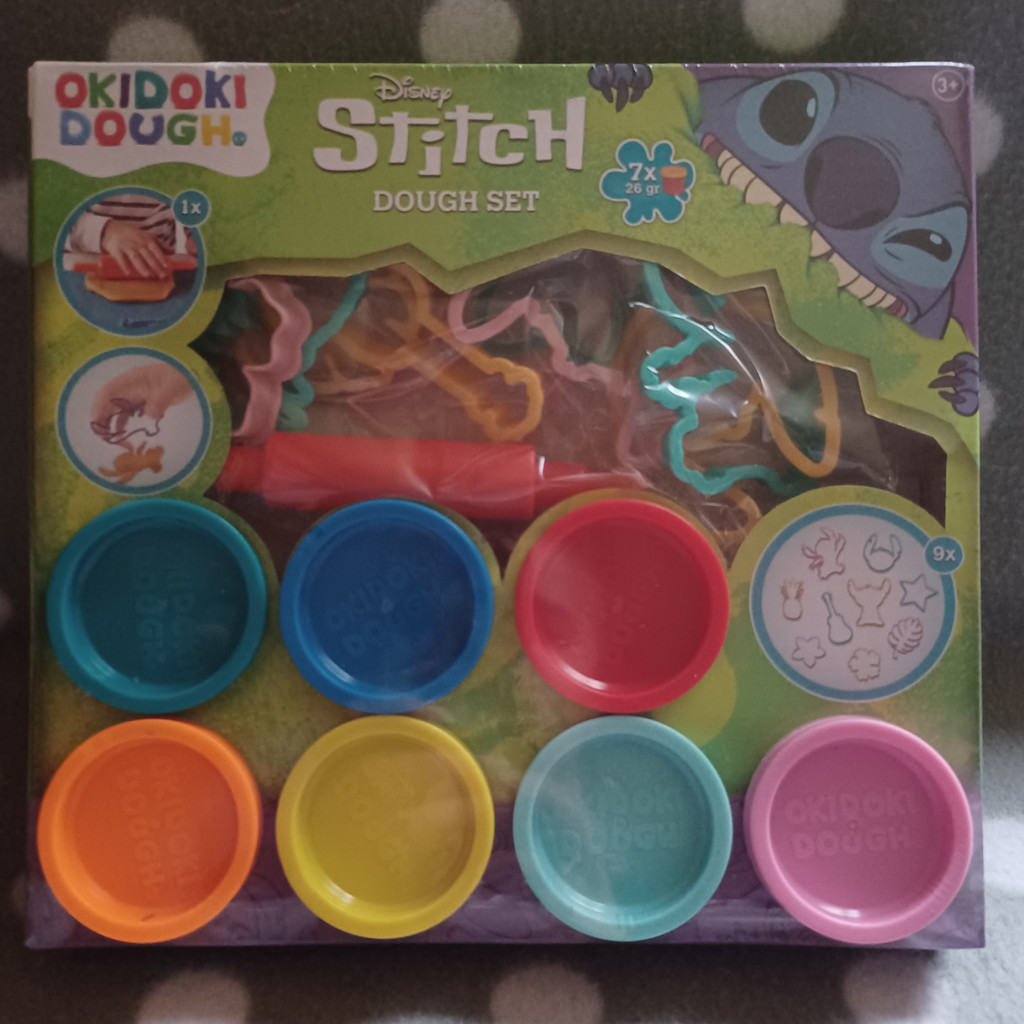 Stitch 17-teiliges Spielknete-Set mit 7 Knetdosen und 9 Förmchen