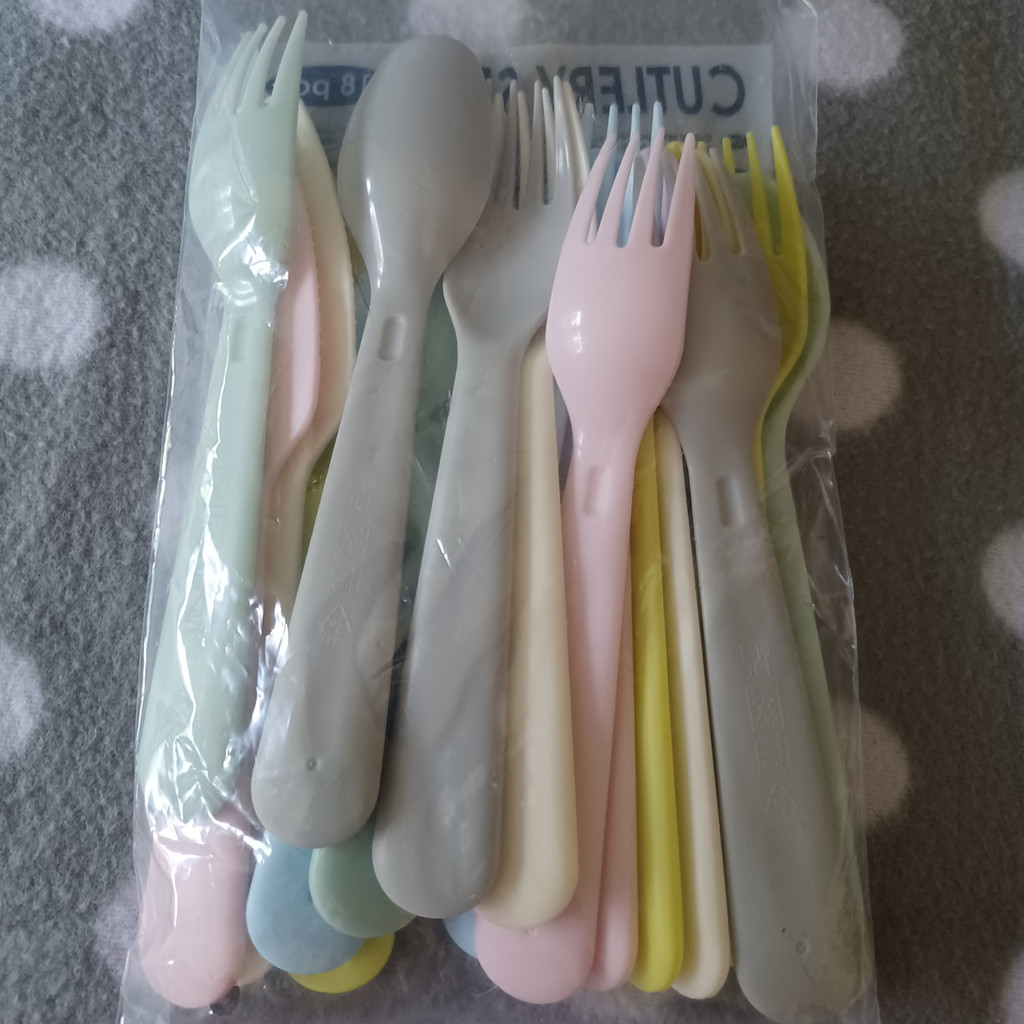 18-teiliges Mehrweg Besteck Set aus Kunststoff für Party, Outdoor und Camping 18-teiliges Mehrweg Besteck Set aus Kunststoff für Party, Outdoor und Camping