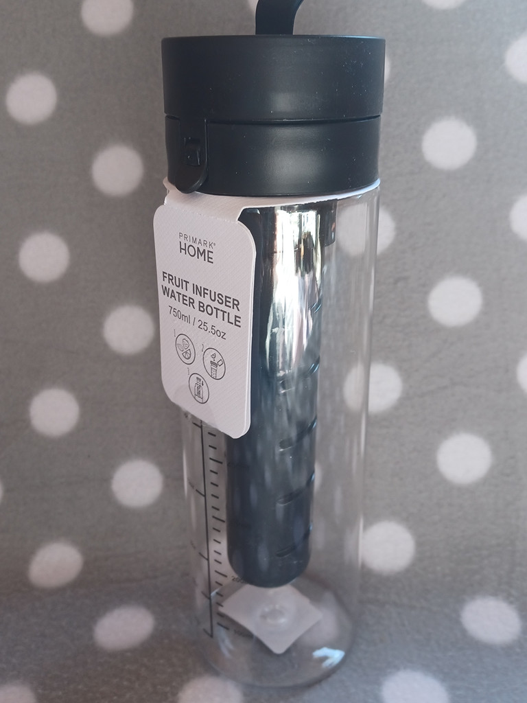 Wasserflasche 750ml mit Fruchtfilter - Schwarzen Deckel Wasserflasche 750ml mit Fruchtfilter - Schwarzen Deckel