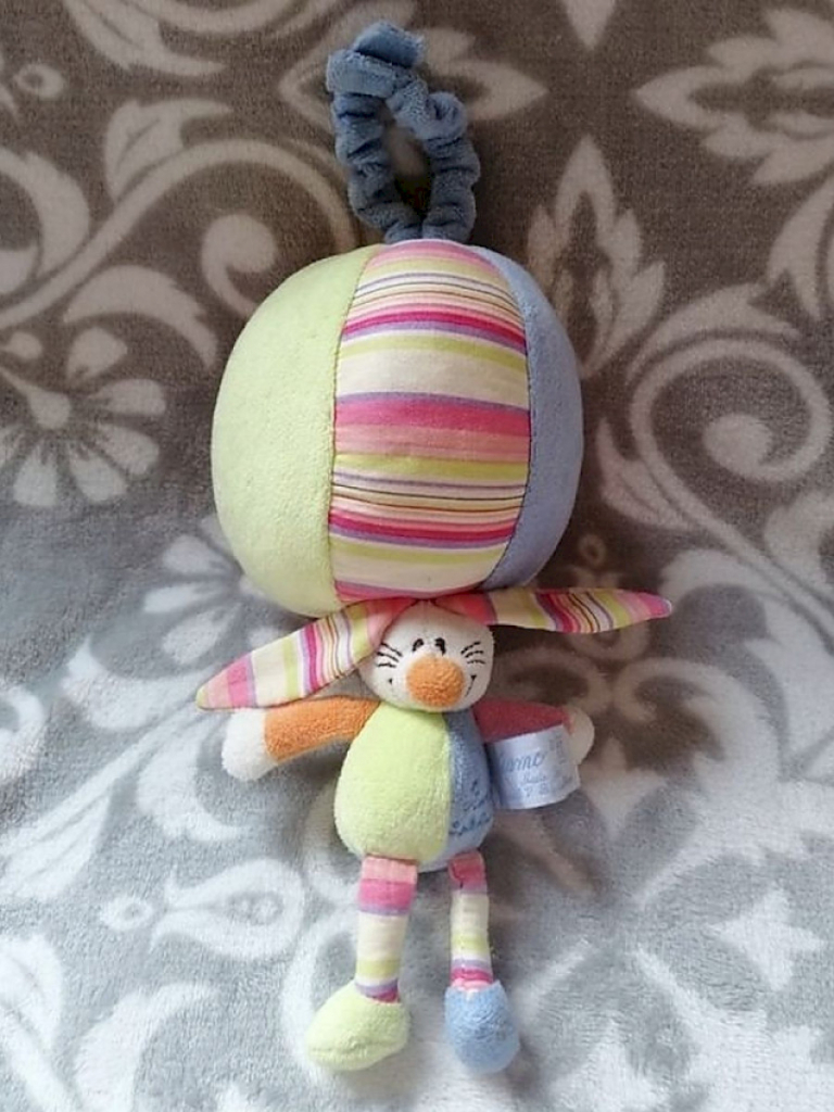Tiamo Spieluhr Hase mit Ball zum Aufhängen mit schöner Melodie Tiamo Spieluhr Hase mit Ball zum Aufhängen mit schöner Melodie