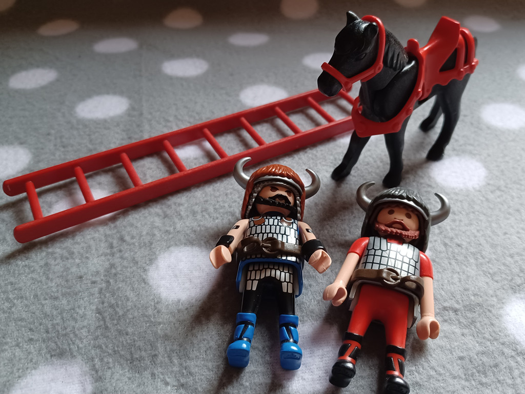 Playmobil: Zwei Krieger - Römer und Wolfskrieger mit Pferd und Leiter Playmobil: Zwei Krieger - Römer und Wolfskrieger mit Pferd und Leiter