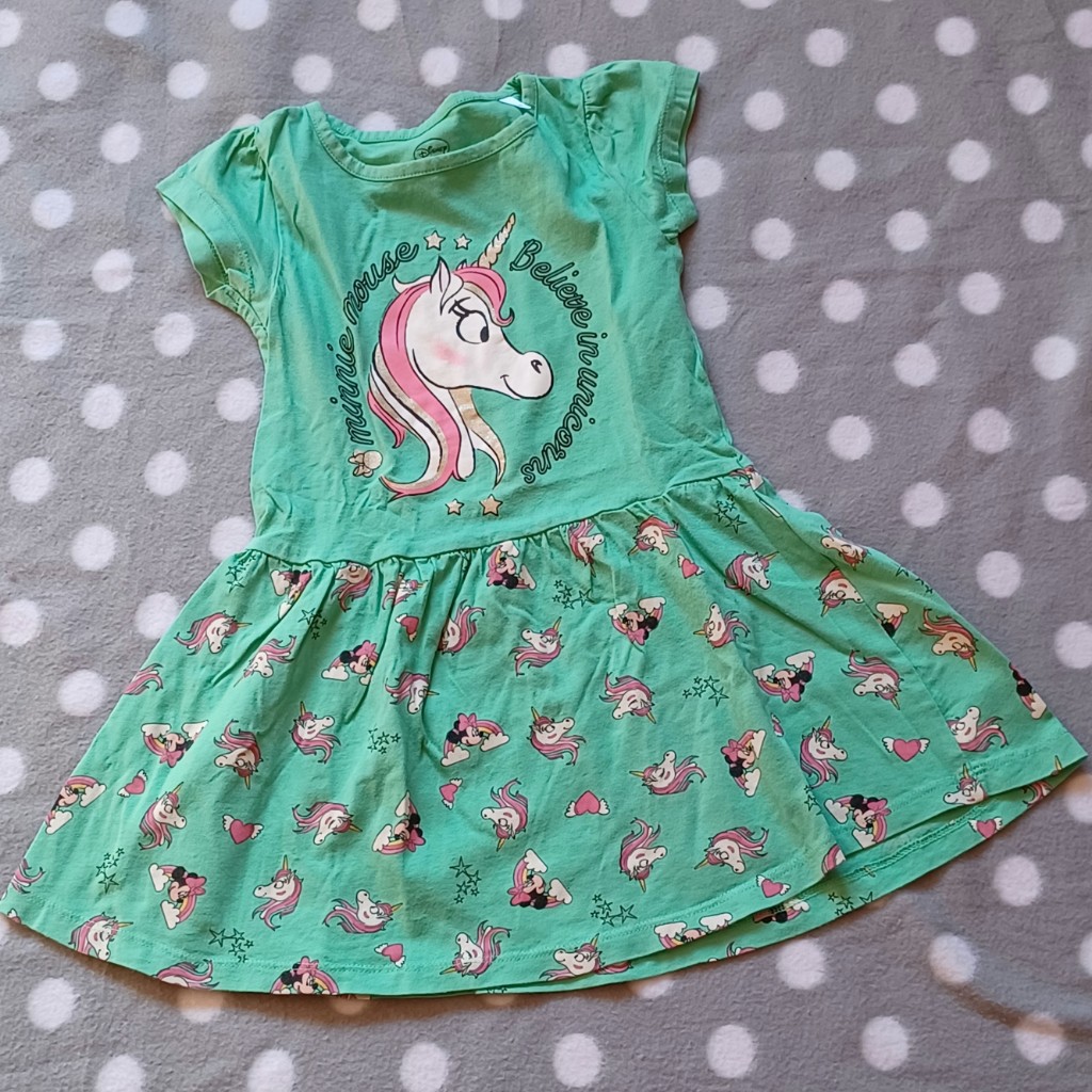 Mädchen Kleidchen C&A in Größe 110 – Grün mit Einhorn- und Minnie Maus-Motiven Mädchen Kleidchen C&A in Größe 110 – Grün mit Einhorn- und Minnie Maus-Motiven