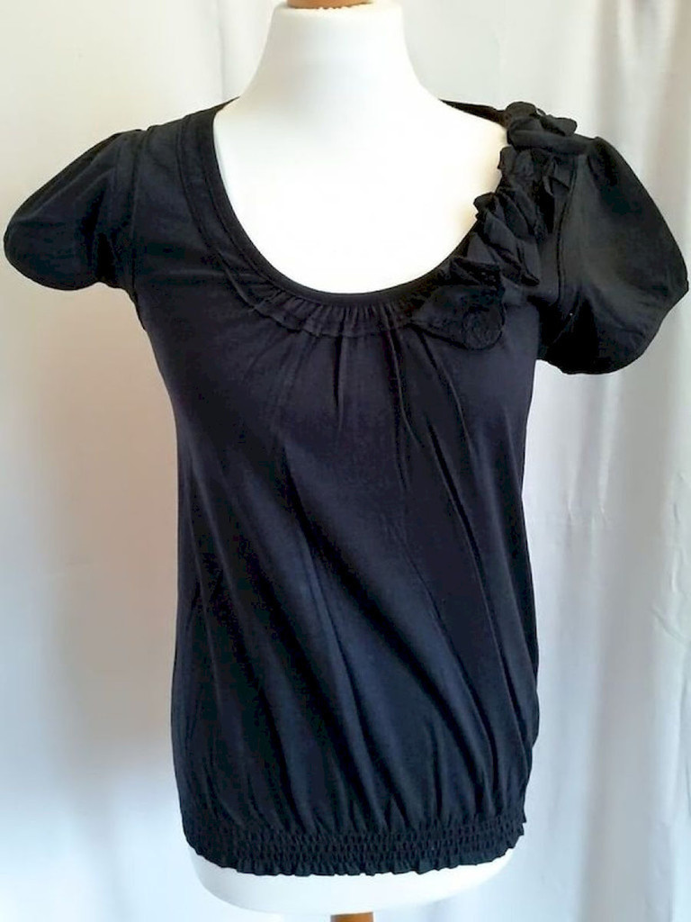 Elegantes schwarzes Shirt mit stilvollen Applikationen Größe 36 Elegantes schwarzes Shirt mit stilvollen Applikationen Größe 36