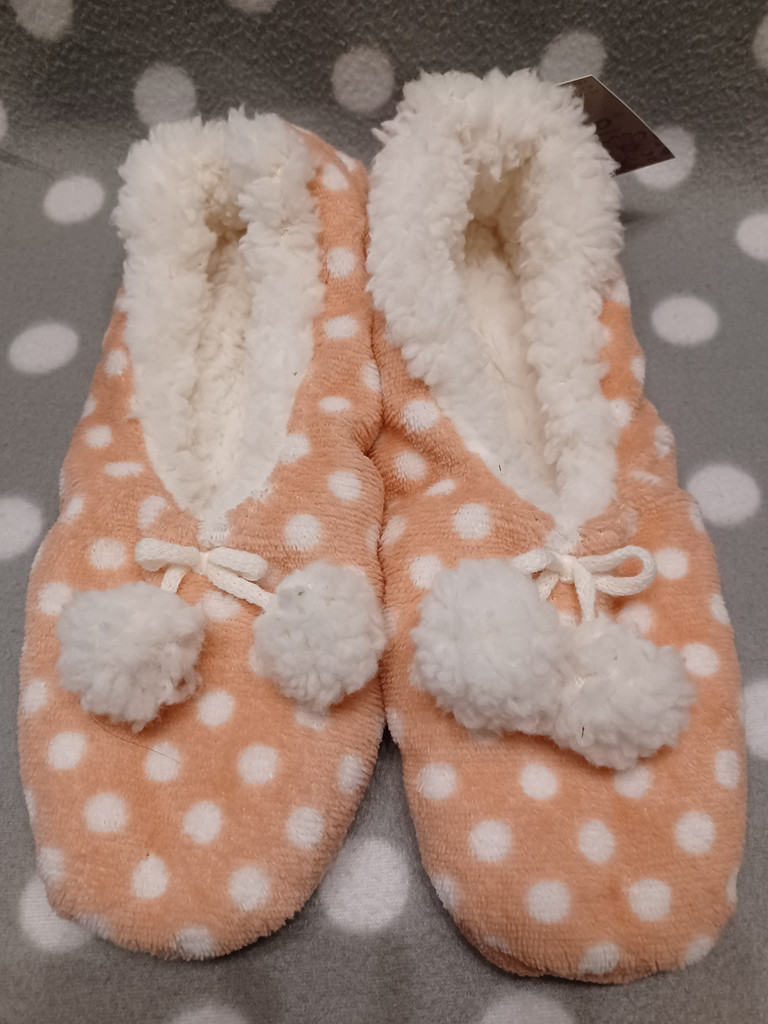 Damen-Hausschuhe Pfirsich mit Punkten – Warm & Flauschig (Gr. 40/42)